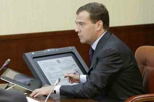 Медведев решил довести чиновников до инфаркта