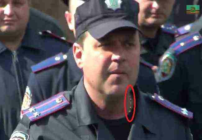 Фашисты в форме милиционеров преследуют людей на Украине